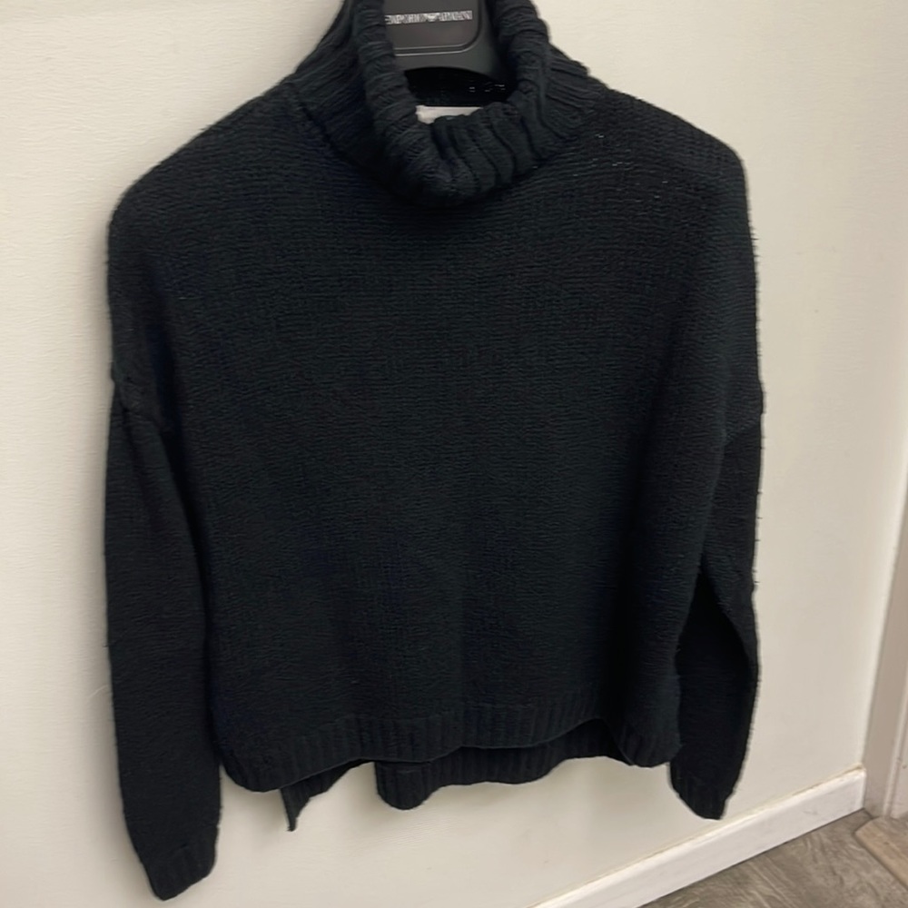 Classic black turtle neck crop sweater by old navy S/P